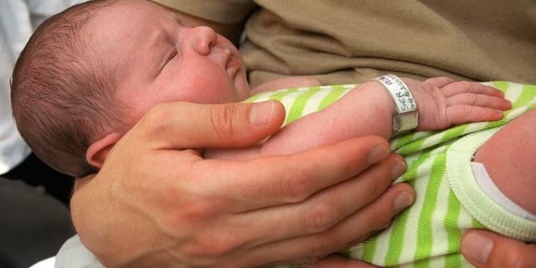 Plus de la moitié des pères (59%) ont pris la totalité de leur congé paternité en 2022, un an après son allongement de 11 à 25 jours.