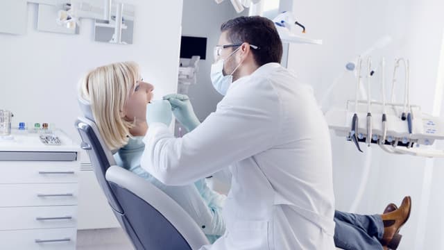 La cavité buccale constitue à la fois un miroir de la santé générale et une des premières étapes de défense de l’organisme vis-à-vis des agressions extérieures.
