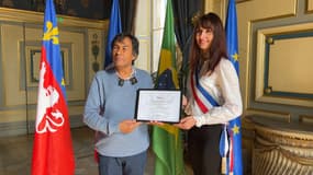 Ailton Krenak avec Chloé Vidal, adjointe au maire de Lyon, ce lundi 28 avril 2025. 
