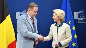 Le Premier ministre belge Bart De Wever (à gauche) rencontre la présidente de la Commission européenne Ursula von der Leyen (à droite) à Bruxelles, Belgique, le 14 novembre 2025.