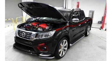 SVM se fait une spécialité de transformer n'importe quelle Nissan en engin monstrueux. Ici, un Navarra et son moteur de 811ch.