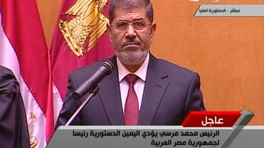 Mohamed Morsi, premier président islamiste de l'Egypte et premier chef de l'Etat non-issu des rangs de l'armée, a prêté officiellement serment samedi devant la Haute Cour constitutionnelle. /Image diffusée le 30 juin 2012/REUTERS/Télévision égyptienne via