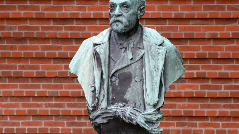 Une statue d'Alfred Nobel devant l'Institut Karolinska 