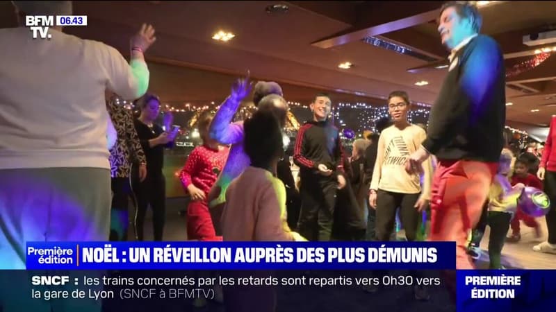 À Paris, aux pieds de la tour Eiffel, le Secours Catholique fête Noël sur six péniches avec les plus démunis