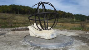 Une sculpture a été érigée dans la nuit de lundi à mardi à Sivens (Tarn) en hommage à Rémi Fraisse mort le 26 octobre 2014 lors de heurts opposant des militants à des gendarmes.