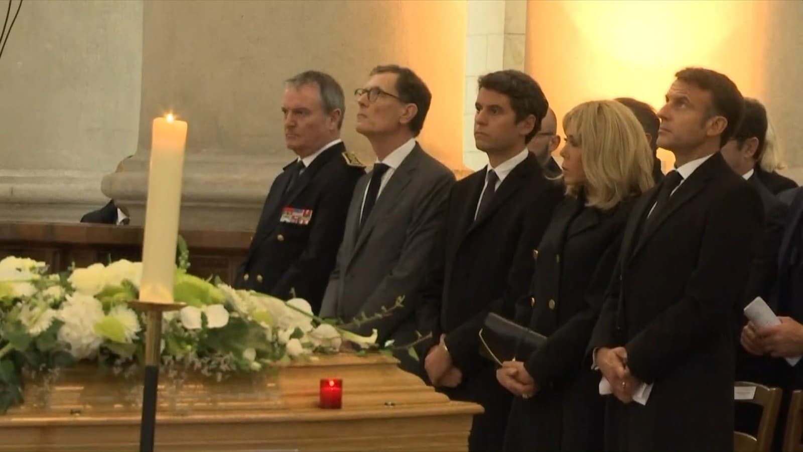 Le président de la République Emmanuel Macron, sa femme Brigitte Macron et le ministre de l'Éducation nationale Gabriel Attal lors des funérailles de Dominique Bernard ce jeudi 19 octobre 2023