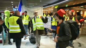 Des gilets jaunes manifestent en dansant dans un hall de l'aéroport Paris-Charles-de-Gaulle 