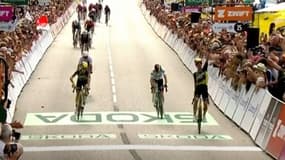 La victoire de la Néerlandaise Marianne Vos à Plumelec, devant Le Court et Ferrand-Prévot, 1e étape du Tour de France féminin, 26 juillet 2025