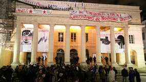 Des intermittents du spectacle occupent le théâtre de l'Odéon à Paris, le 26 avril 2016.