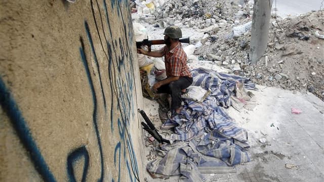 Combattant de l'Armée libre syrienne à Alep mercredi. Les rebelles syriens ont attaqué jeudi la base aérienne de Menakh, site stratégique de l'armée situé à 35km au nord d'Alep, la capitale commerciale de la Syrie, théâtre d'une bataille majeure depuis un