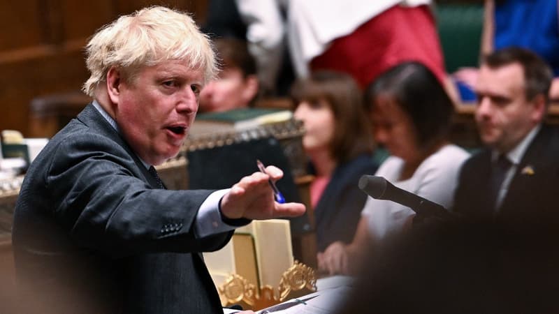 Le Premier ministre britannique Boris Johnson participant à la session hebdomadaire des questions du Premier ministre (PMQs) à la Chambre des Communes, à Londres, le 15 juin 2022.
