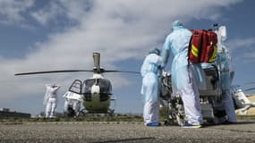 Les soignants en train de transférer un malade de l'hôpital de Mulhouse le 22 mars dernier.