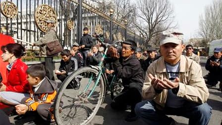 Un millier de personnes se sont rassemblées dans le palais du gouvernement à Bichkek et alentour pour rendre hommage aux 75 personnes tuées lors des affrontements qui ont conduit à la chute du président kirghize Kourmanbek Bakiev. /Photo prise le 9 avril