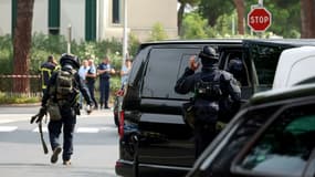 Les forces de l'ordre sécurisent les abords de la synagogue de La Grande Motte, dans l'Hérault, le 24 août 2024