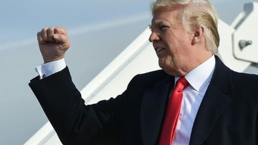 Donald Trump à sa descente d'Air Force One le 28 avril 2018 dans le Michigan