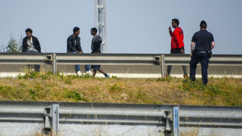 Des migrants ont installé un barrage sur l'A16 à Calais, dans la nuit de dimanche à lundi. (Photo d'illustration)