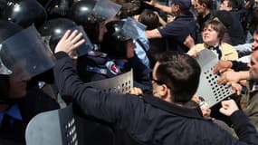 Des activistes pro-russes s'en prennent à des policiers ukrainiens, le 3 mai, à Odessa.