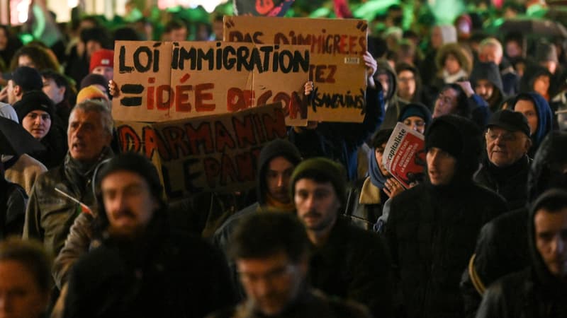 Des manifestants défilent dans le centre de Rennes pour protester contre la nouvelle loi française sur l'immigration à Rennes, dans l'ouest de la France, le 20 décembre 2023.