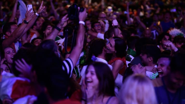 Des supporters italiens célèbrent la victoire de leur équipe à l'Euro dans la fan-zone de la Piazza del Popolo à Rome le 11 juillet 2021