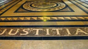 Photo prise le 10 décembre 2004 au palais de justice de Paris de l'inscription latine "Justitia" sur le dallage de la salle des Pas perdus