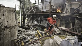 Des pompiers ukrainiens en pleine intervention, mai 2022
