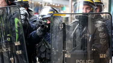 Des forces de l'ordre en train de viser des gilets jaunes lors d'une manifestation à Paris le 5 janvier 2019 (Photo d'illustration).