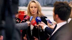 Marion Maréchal répond à la presse après une rencontre entre Nicolas Dupont-Aignan et Marine Le Pen à Paris, le 29 avril 2017