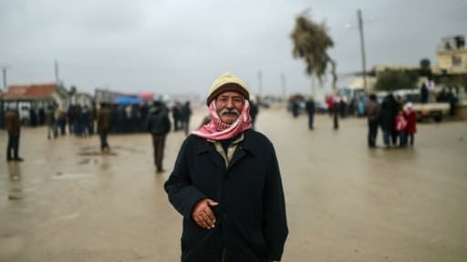 Un réfugié syrien près de la frontière avec la Turquie, à Bab al-Salama en Syrie, le 6 février 2016 Un réfugié syrien près de la frontière avec la Turquie, à Bab al-Salama en Syrie, le 6 février 2016