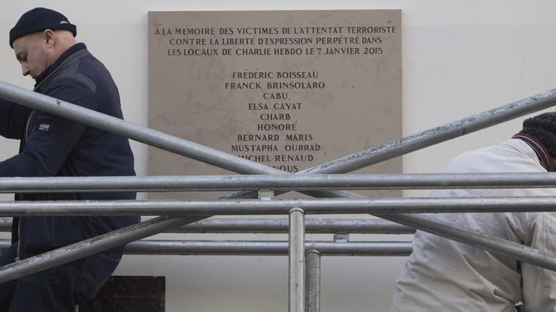Une plaque commémorative a été posée à l'adresse des anciens locaux de Charlie Hebdo
