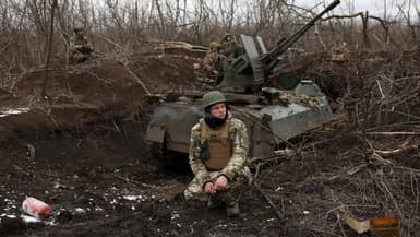 Des artilleurs antiaériens ukrainiens surveillent le ciel depuis leurs positions en direction de Bakhmut dans la région de Donetsk, le 20 février 2024.