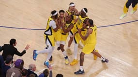 Les joueurs d'Indiana célèbrent Tyrese Haliburton après son tir de l'égalisation contre les New York Knicks (victoire des Pacers 138-135, a.p., play-offs NBA), le 21 mai 2025