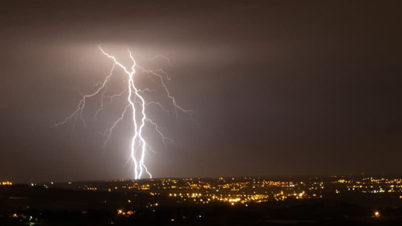 Un éclair lors d'un orage à Nice en mai 2017. 