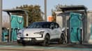 Un Volvo EX30 en cours de recharge.