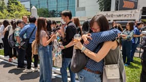 Des gens évacués de leurs bureaux à Myanmar en Thaïlande après un séisme en Birmanie