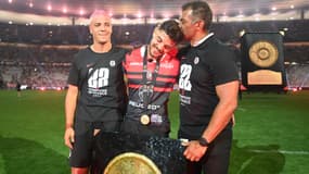 Théo et Romain Ntamack avec leur père Emile lors de la victoire de Toulouse sur La Rochelle (29-26) en finale du Top 14, le 17 juin 2023