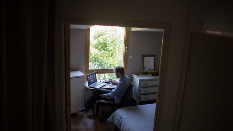 Un homme en train de télétravailler à Nantes, pendant le confinement.