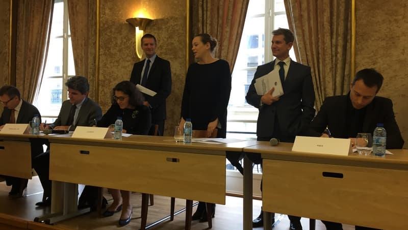Signature de la charte en présence d'Axelle Lemaire