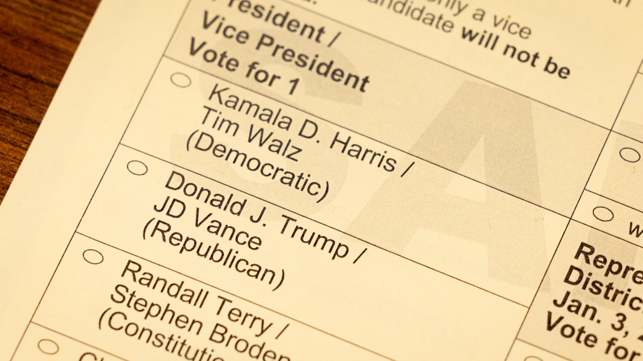 Un bulletin dans un bureau de vote à Little Chute, dans le Wisconsin, le 1er novembre 2024