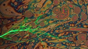 La propagation d'un rayon laser dans une membrane de bulle de savon grossie 10 fois est une des vidéos primées.