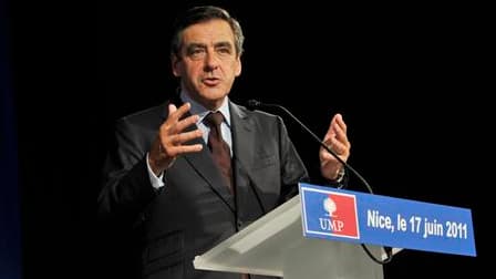 En déplacement à Nice, le Premier ministre, François Fillon, a déclaré vendredi qu'il ne pouvait "envisager une seconde" de dépénaliser le cannabis en France, comme le suggèrent des parlementaires socialistes. /Photo prise le 17 juin 2011/REUTERS/Jean-Pie