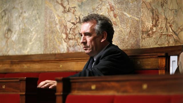 François Bayrou sur les bancs de l'Assemblée. Dénonçant la bipolarisation du débat politique, le candidat du MoDem à la présidentielle s'est prononcé pour une réduction de 30% du nombre de députés et pour l'instauration d'au moins 25% de sièges élus à la