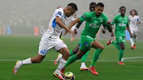 L'attaquant turc de l'OM Cengiz Ünder (g) tente de déborder le défenseur de Saint-Etienne Timothée Kolodziejczak, le 28 août 2021 à Marseille