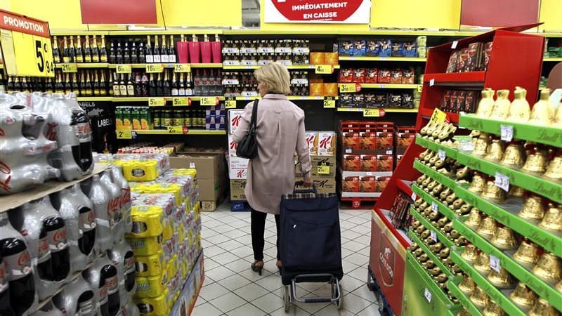 Les prix à la consommation en France ont reculé de 0,4% en janvier par rapport au mois de décembre, conséquence attendue des soldes d'hiver, selon l'Insee. Sur un an, l'inflation en janvier s'inscrit à 2,3%. /Photo d'archives/REUTERS/Charles Platiau