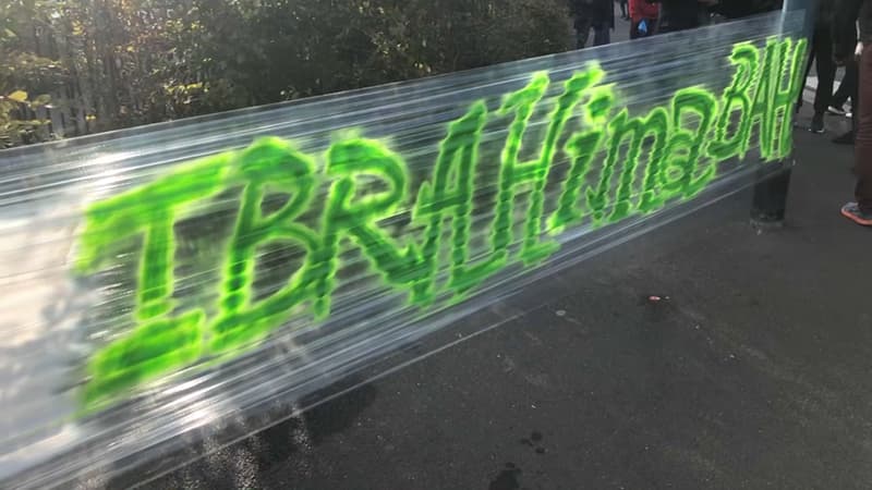 Lundi 7 octobre 2019, un millier de personnes lui avaient déjà rendu hommage à Villiers-le-Bel, dans le Val-d'Oise. 