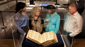 La plus ancienne bible hébraïque connue est exposée à Tel-Aviv avant d'être mise aux enchères à New York.