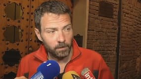 Jérôme Kerviel répondant aux questions des journalistes près de Modène en Italie