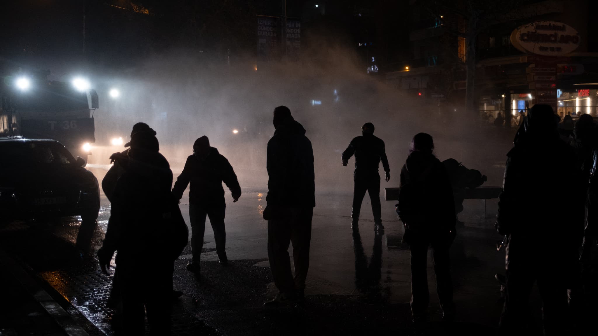 Des manifestants se heurtent à la police anti-émeute lors d'une manifestation à la suite de l'arrestation du maire d'Istanbul, à Izmir (Turquie), le 21 mars 2025.