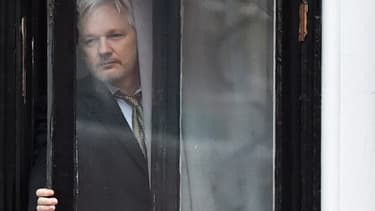 Julien Assange le 5 février 2016 au balcon de l'ambassade d'Équateur à Londres