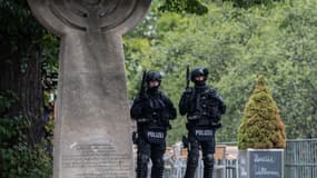 Des policiers allemands montent la garde après l'attentat dans la ville de Halle.