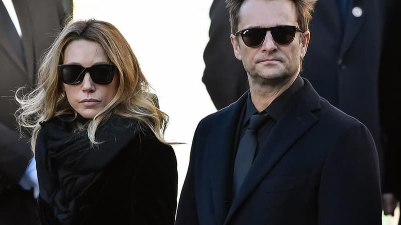 Laura Smet et David Hallyday le 9 décembre 2018, lors des obsèques du rockeur à Paris.
